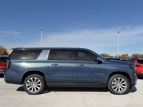 New 2026 Chevrolet Suburban Premier image 3