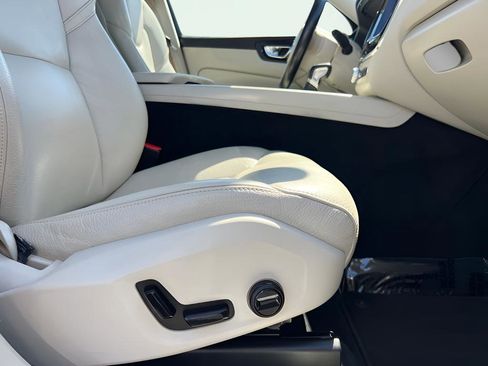Used 2020 Volvo XC60 T5 Momentum image 32
