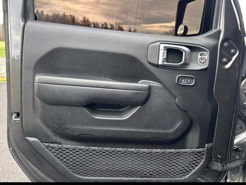 Used 2022 Jeep Gladiator Willys image 16