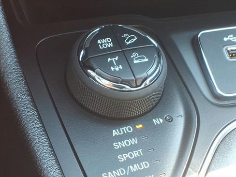 Used 2022 Jeep Cherokee Trailhawk image 20