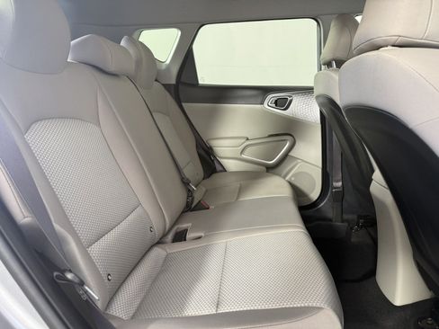 Used 2025 Kia Soul LX w/ LX Technology Package FWD image 13