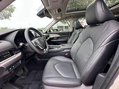 Used 2024 Toyota Grand Highlander AWD image 27