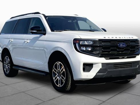 Certified 2025 Ford Expedition Active image 3