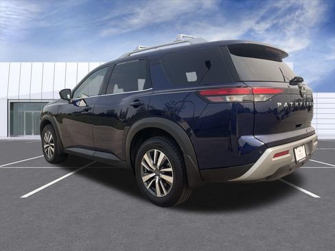 Used 2024 Nissan Pathfinder SL AWD/4WD image 6