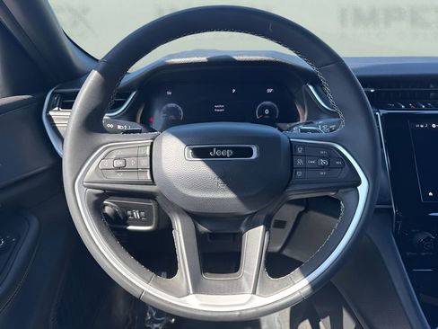 Used 2023 Jeep Grand Cherokee L Laredo image 13