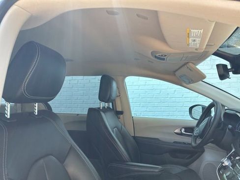Used 2023 Chrysler Pacifica Touring-L FWD image 34