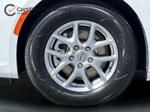 Used 2024 Chrysler Pacifica Touring-L FWD image 27