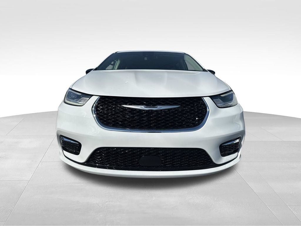 Used 2024 Chrysler Pacifica Touring-L FWD image 3