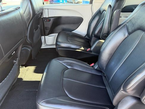Used 2024 Chrysler Pacifica Select image 28