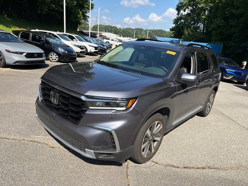 Used 2025 Honda Pilot Touring image 3
