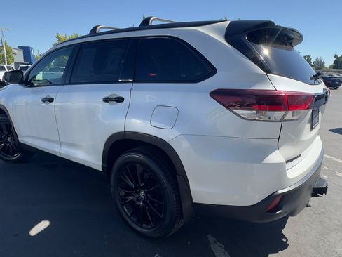 Used 2019 Toyota Highlander SE w/ Nightshade Edition AWD/4WD image 6