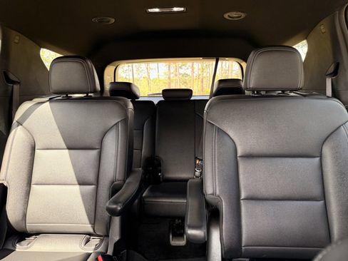 Used 2025 Chevrolet Traverse LT image 32