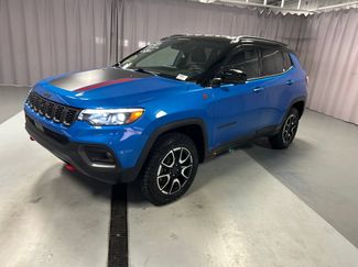 Used 2025 Jeep Compass Trailhawk w/ Trailhawk Elite Group AWD/4WD video 3