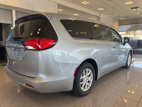 Used 2021 Chrysler Voyager LX image 4