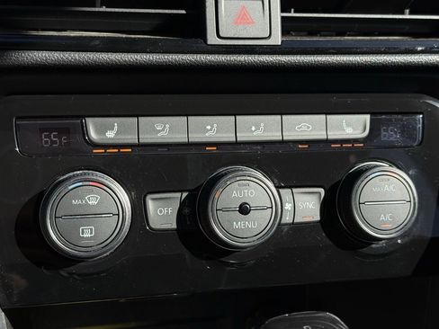 Certified 2024 Volkswagen Taos SE w/ MDO Package image 11