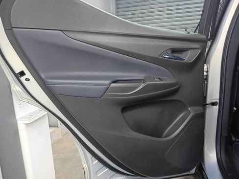 Used 2022 Chevrolet Bolt EUV LT w/ Convenience Package image 9