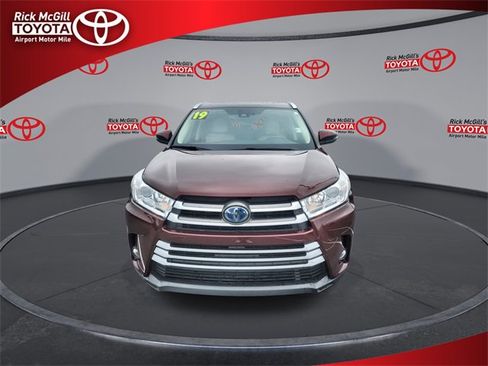 Used 2019 Toyota Highlander XLE image 3