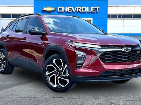 Used 2025 Chevrolet Trax RS w/ Driver Confidence Package FWD image 1