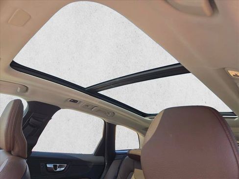 Used 2020 Volvo XC60 T5 Momentum w/ Protection Package Premier FWD image 17