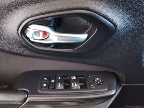 Used 2016 Jeep Cherokee Latitude w/ Comfort & Sound Group FWD image 21