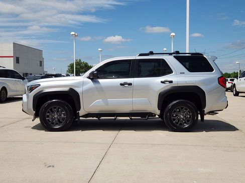 Used 2025 Toyota 4Runner SR5 AWD/4WD image 4
