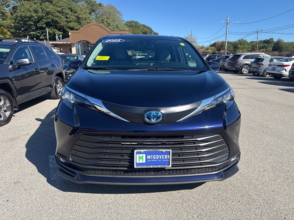Used 2025 Toyota Sienna XLE w/ XLE Plus Package AWD/4WD image 3