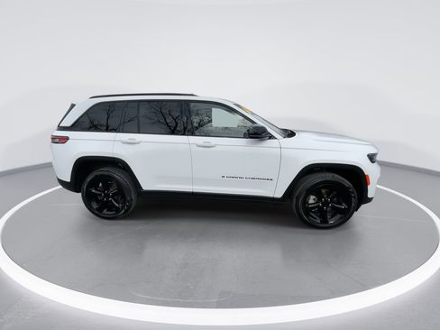 Used 2023 Jeep Grand Cherokee Limited w/ Black Appearance Package AWD/4WD image 23