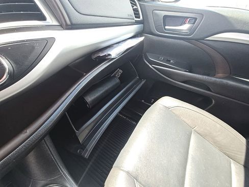 Used 2019 Toyota Highlander XLE AWD/4WD image 21