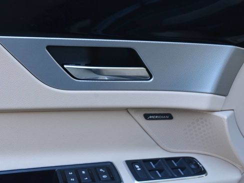 Used 2017 Jaguar XF Premium image 28