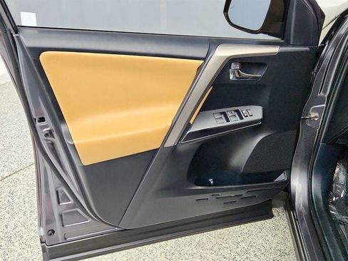 Used 2018 Toyota RAV4 XLE FWD image 11