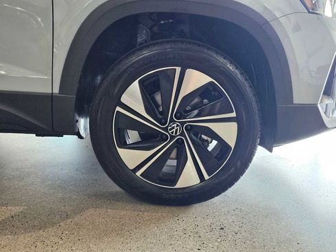 New 2025 Volkswagen Taos SE image 9