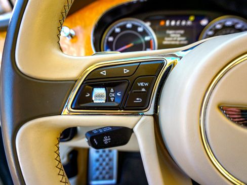 Used 2017 Bentley Bentayga W12 AWD image 16
