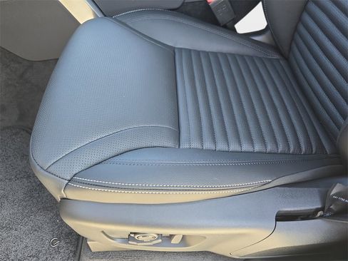 New 2025 Land Rover Discovery S image 31