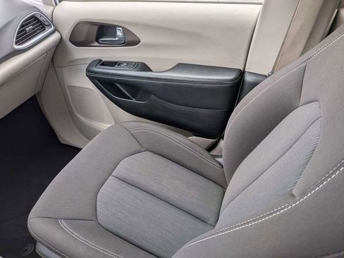 Used 2023 Chrysler Voyager LX image 15