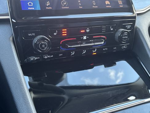 Used 2023 Jeep Grand Cherokee Limited image 89