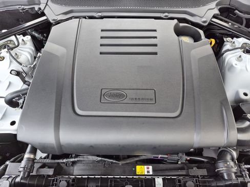 New 2026 Land Rover Discovery Dynamic SE image 32