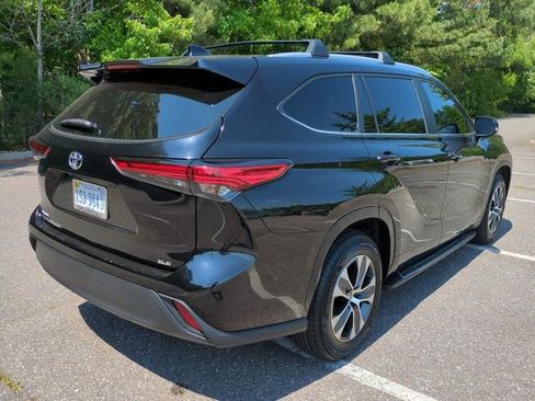 Used 2023 Toyota Highlander XLE FWD image 4