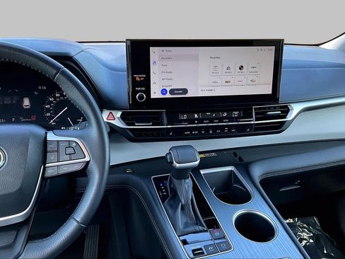 Certified 2025 Toyota Sienna XLE FWD image 6