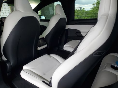 Used 2022 Tesla Model X Plaid image 10