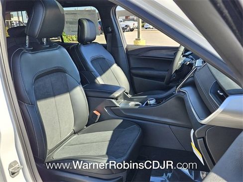 New 2025 Jeep Grand Cherokee Altitude image 16