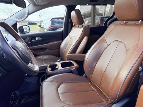 Used 2017 Chrysler Pacifica Limited FWD image 16