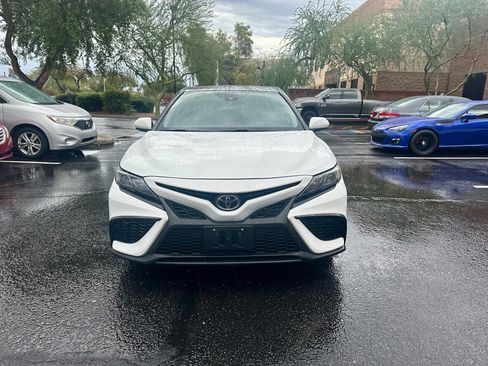 Used 2021 Toyota Camry SE image 2