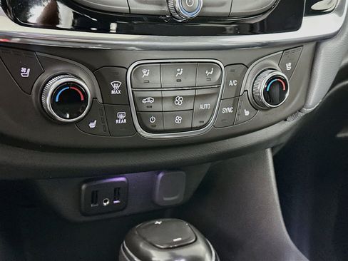 Used 2019 Chevrolet Traverse Premier w/ Driver Confidence II Package FWD image 24