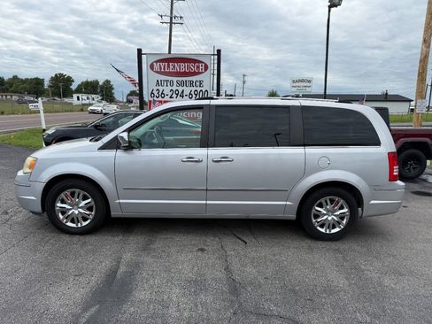 Used 2009 Chrysler Town & Country Limited w/ Entertainment Group #3 FWD image 1
