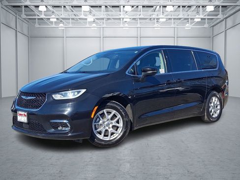 Used 2023 Chrysler Pacifica Touring-L image 1
