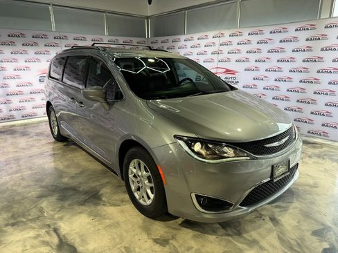 Used 2020 Chrysler Pacifica Touring-L FWD image 5