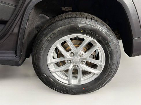 Used 2023 Jeep Grand Cherokee Laredo w/ Luxury Tech Group I AWD/4WD image 35