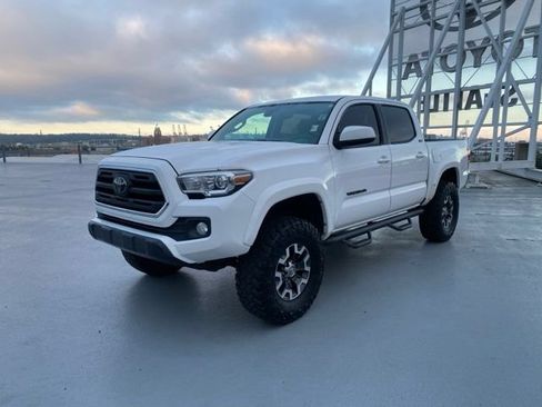 Used 2018 Toyota Tacoma SR5 RWD image 4