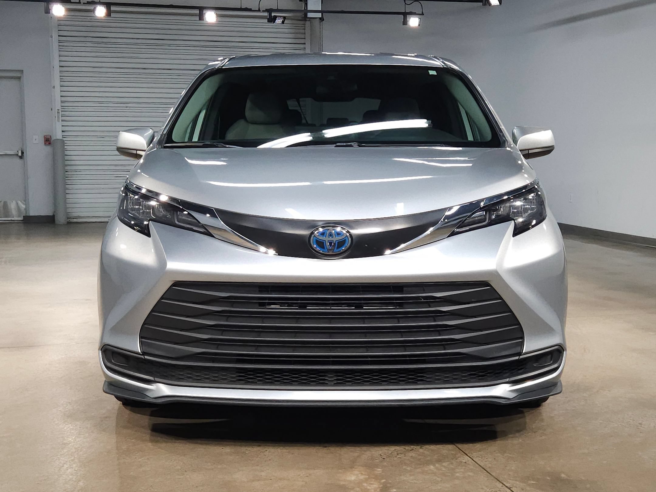Used 2025 Toyota Sienna LE FWD image 2