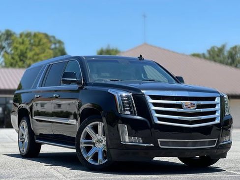 Used 2018 Cadillac Escalade ESV Premium Luxury RWD image 3